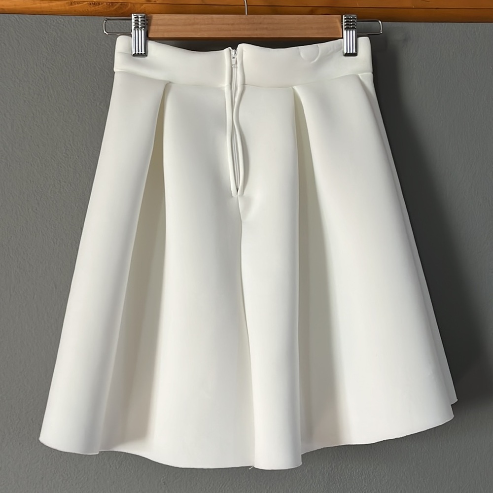 Large pleaded white A-line skirt - Picture 2 of 5